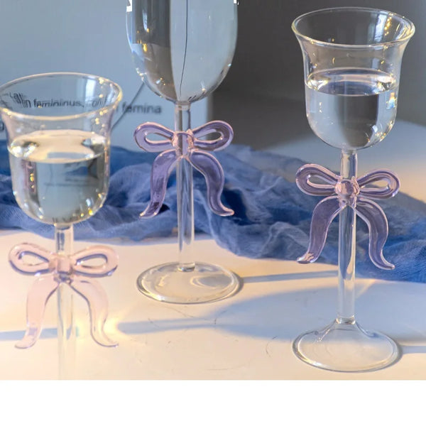 Verre à vin en forme de gobelet avec nœud papillon rose