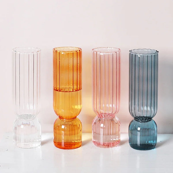 Vase en verre à rayures transparentes – Composition florale élégante pour un espace propre et serein 🌿✨