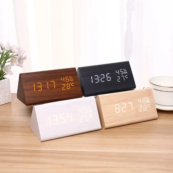 Reloj despertador digital LED de madera con forma de triángulo dorado: elegancia moderna para tu espacio limpio ⏰🌿